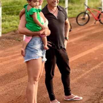 Graciele Lacerda abre álbum de férias na fazenda com a pequena Clara, sua filha com Zezé di Camargo; veja