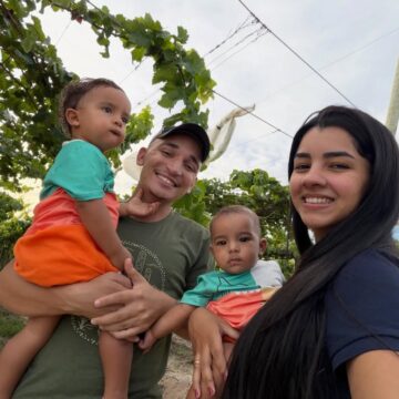 Filho caçula de Ary e Mirelle e João Gomes encanta ao falar primeira palavra; veja