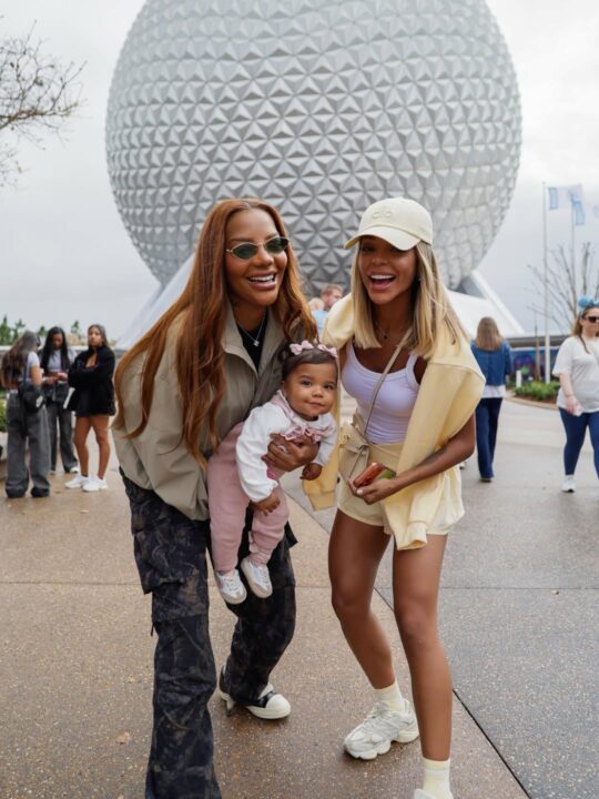 Ludmilla compartilha fotos da filha Zuri na Disney e celebra momentos em família