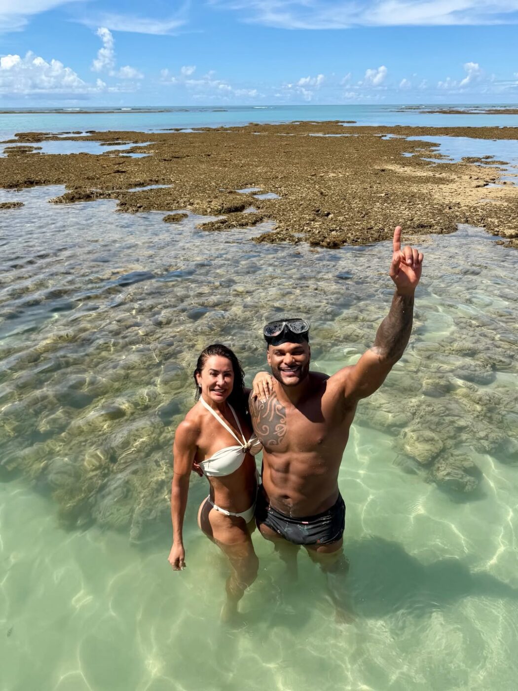Scheila Carvalho e Tony Salles curtem férias românticas em Alagoas; fotos