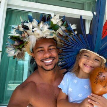 Xamã compartilha clique raro com a filha e brinca: “Sou funcionária e ela é bailarina”