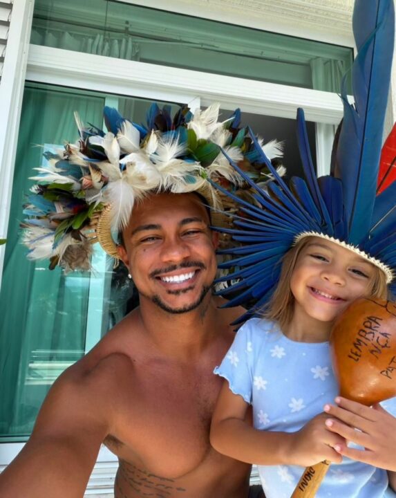 Xamã compartilha clique raro com a filha e brinca: “Sou funcionária e ela é bailarina”