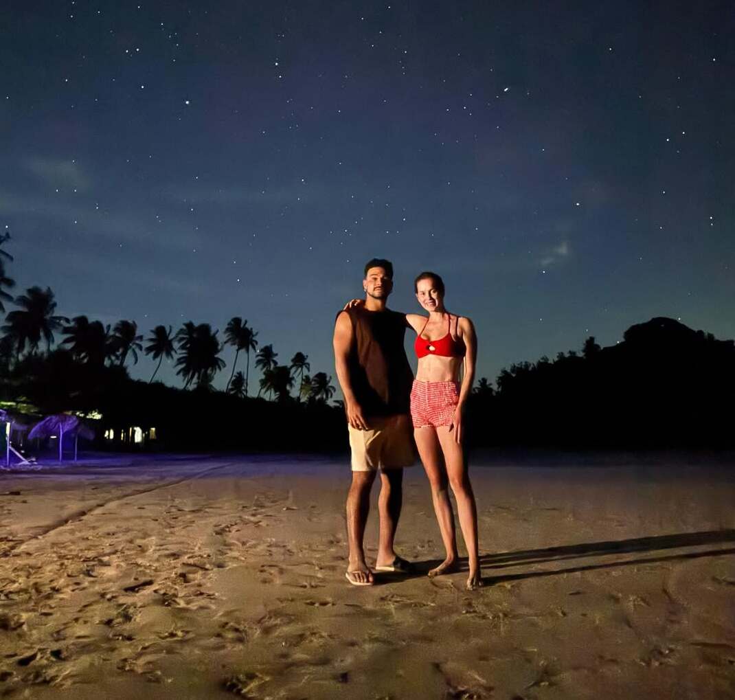 Sérgio Malheiros abre álbum de fotos de viagem romântica na Bahia com Sophia Abrahão