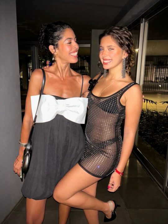 Aos 17 anos, Flor Gil, filha de Bela Gil, rouba a cena em aparição com a mãe: ‘Maravilhosas’