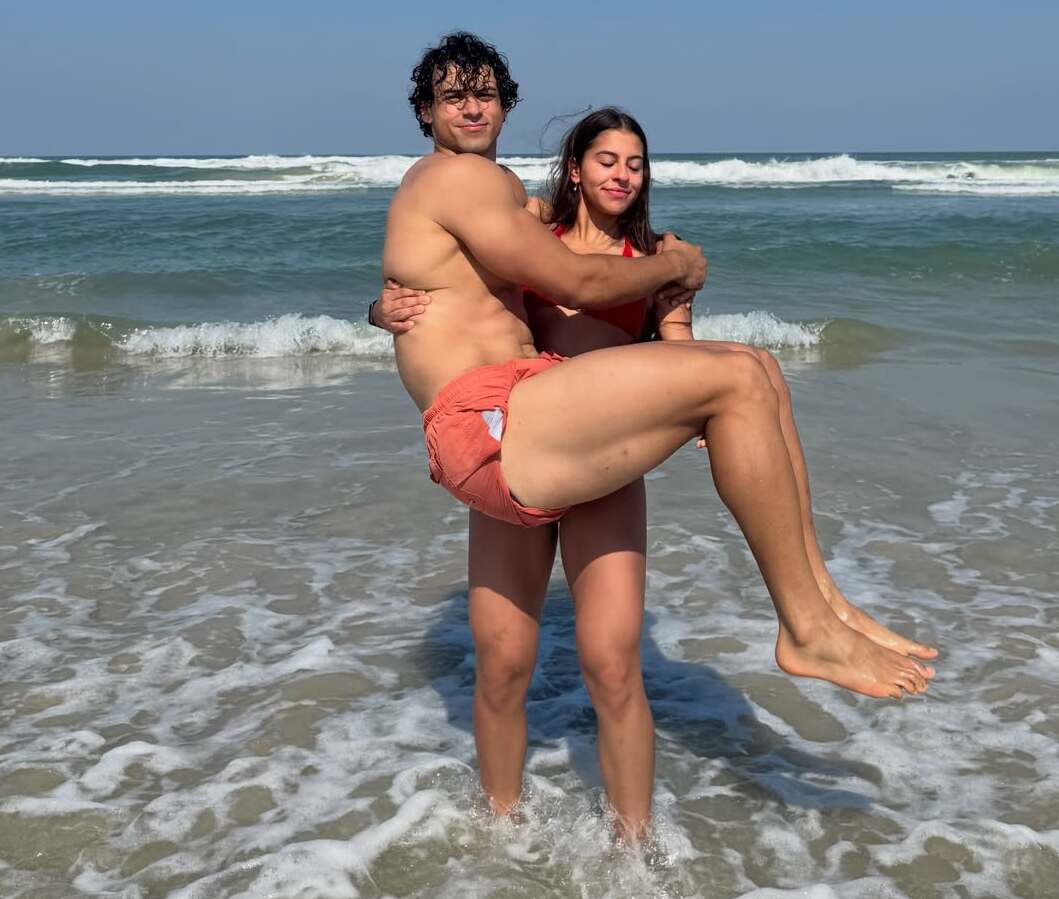 Filho de Carla Perez e Xanddy diverte público ao ser carregado pela noiva em praia: ‘Meu grande homem’