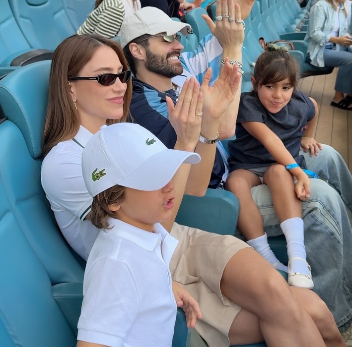 Alok e Romana Novais acompanham partida de João Fonseca no Miami Open com os filhos; veja