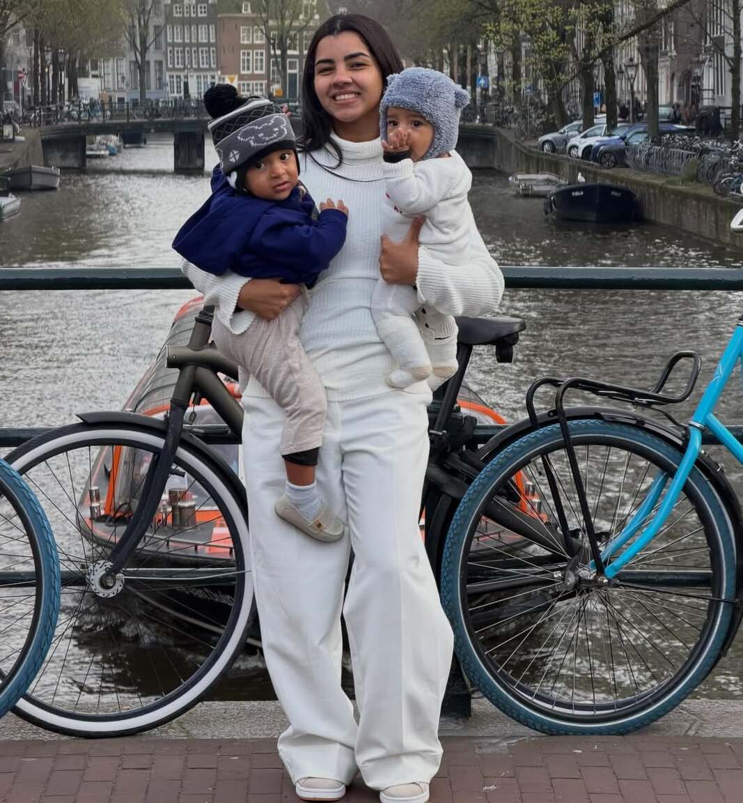 Ary Mirelle abre álbum de viagem com os filhos Jorge e Joaquim na Europa