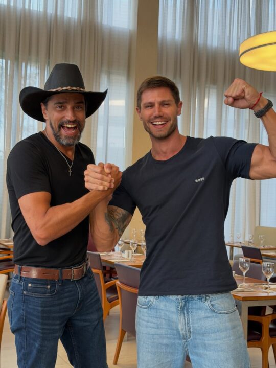 Ex-BBBs Jonas e Cowboy se reencontram após eliminações seguidas