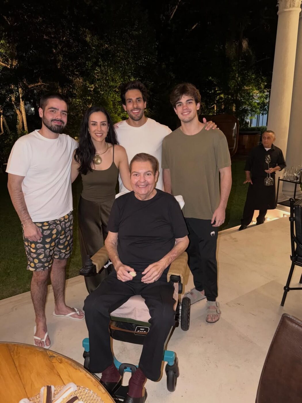 De cadeira de rodas, Faustão faz rara aparição ao lado da família no aniversário da filha