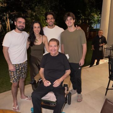 De cadeira de rodas, Faustão faz rara aparição ao lado da família no aniversário da filha