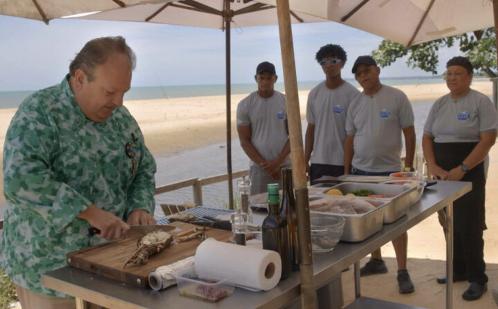 Erick Jacquin desembarca em Porto Seguro para socorrer restaurante à beira-mar; entenda