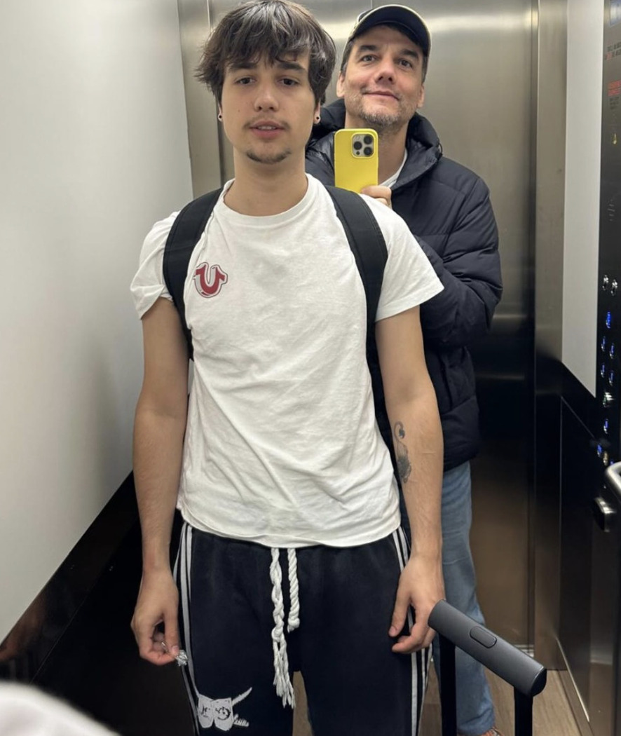 Filho de Wagner Moura posta clique raro com o pai e se declara: “Te amo”