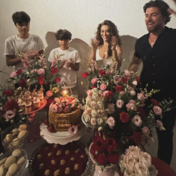 Juliana Paes completa 47 anos e ganha festa surpresa do marido