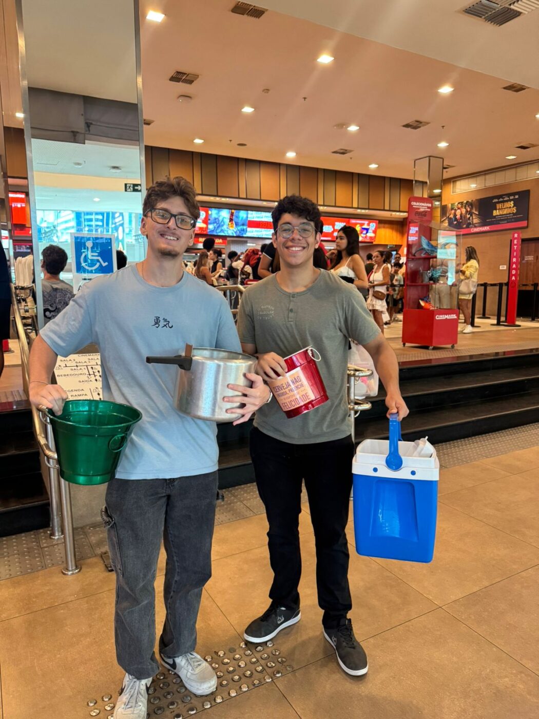 De panela de pressão a cooler: público leva recipientes de pipoca inusitados para promoção da Cinemark