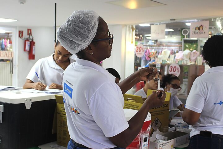 Prefeitura promove vacinação contra influenza com horário estendido em shopping de Salvador
