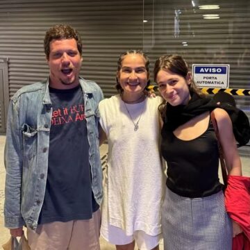 Luisa Arraes e Chico Chico, filho de Cássia Eller, surgem juntos em show após crise