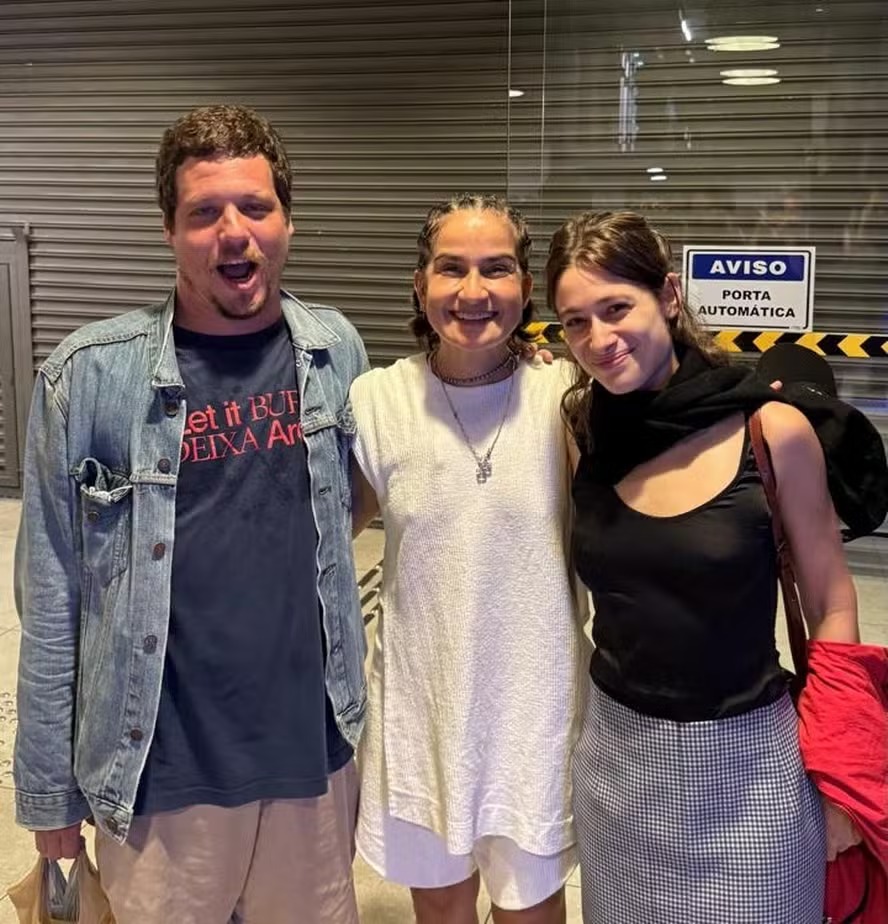 Luisa Arraes e Chico Chico, filho de Cássia Eller, surgem juntos em show após crise