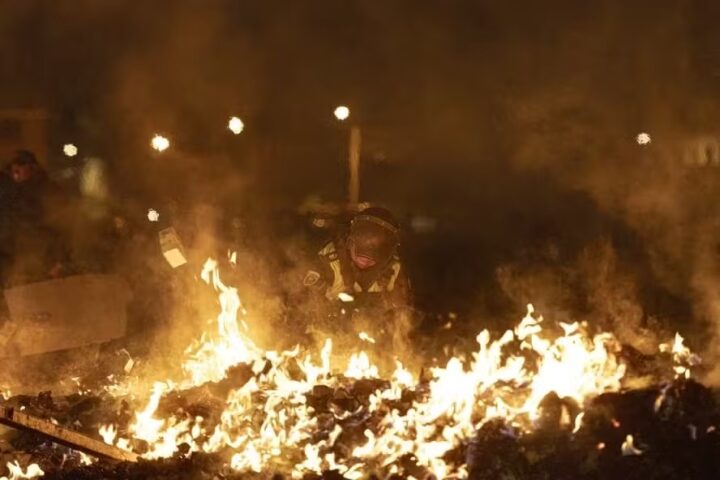 Bolívia tem ‘chuva de dinheiro’ após acidente de avião; entenda