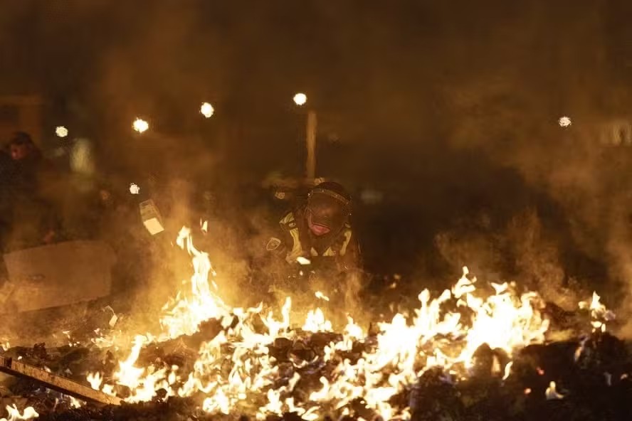 Bolívia tem ‘chuva de dinheiro’ após acidente de avião; entenda
