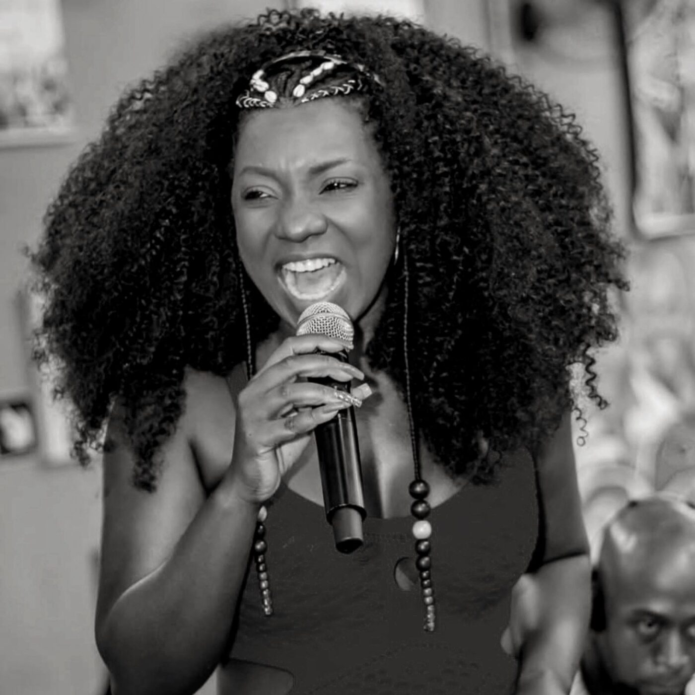 Sambista Adriana Araújo morre aos 49 anos