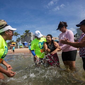 Projeto que oferece banho de mar assistido para pessoas com deficiência encerra temporada na Praia da Preguiça