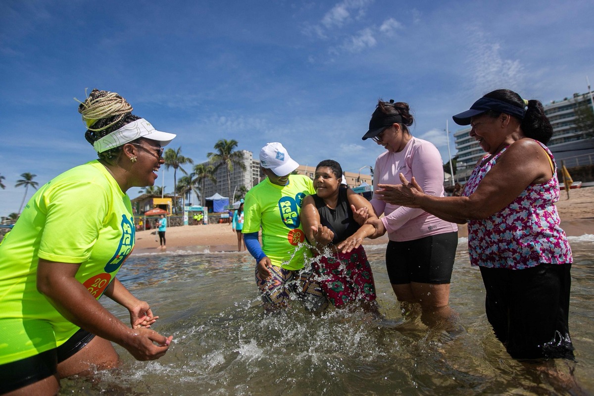 Projeto que oferece banho de mar assistido para pessoas com deficiência encerra temporada na Praia da Preguiça