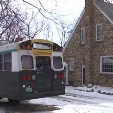 Mulher deixa que família more em ônibus na sua propriedade e agora não consegue mais entrar em casa