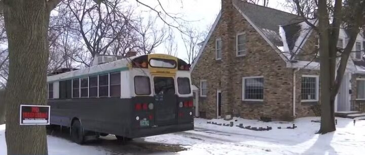 Mulher deixa que família more em ônibus na sua propriedade e agora não consegue mais entrar em casa
