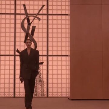 Descoberta em pizzaria, brasileira abre desfile da Saint Laurent em Paris