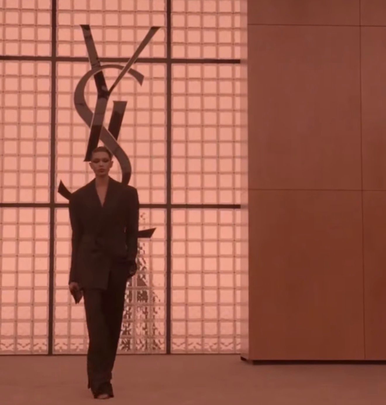 Descoberta em pizzaria, brasileira abre desfile da Saint Laurent em Paris