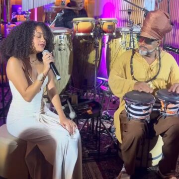 Aos 19, filha de Carlinhos Brown emociona ao cantar, com o pai, música do avô, Chico Buarque; assista