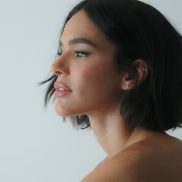 Bruna Marquezine posa de topless e agita a web: ‘Shawn, volta para o Brasil agora’