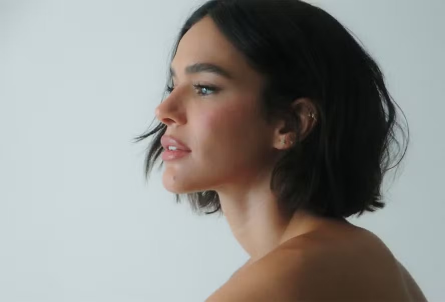 Bruna Marquezine posa de topless e agita a web: ‘Shawn, volta para o Brasil agora’