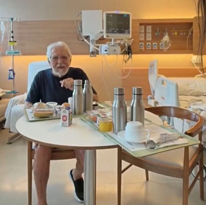 Aos 89 anos, Carlos Alberto de Nóbrega aparece internado em semi-intensiva e revela estado de saúde
