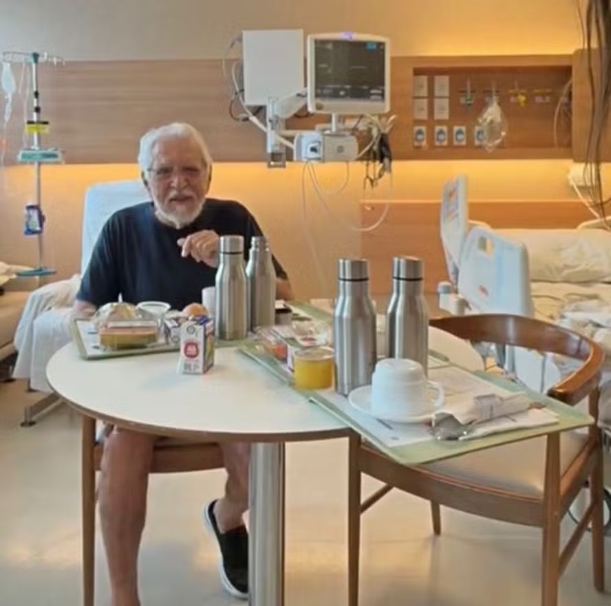 Aos 89 anos, Carlos Alberto de Nóbrega aparece internado em semi-intensiva e revela estado de saúde