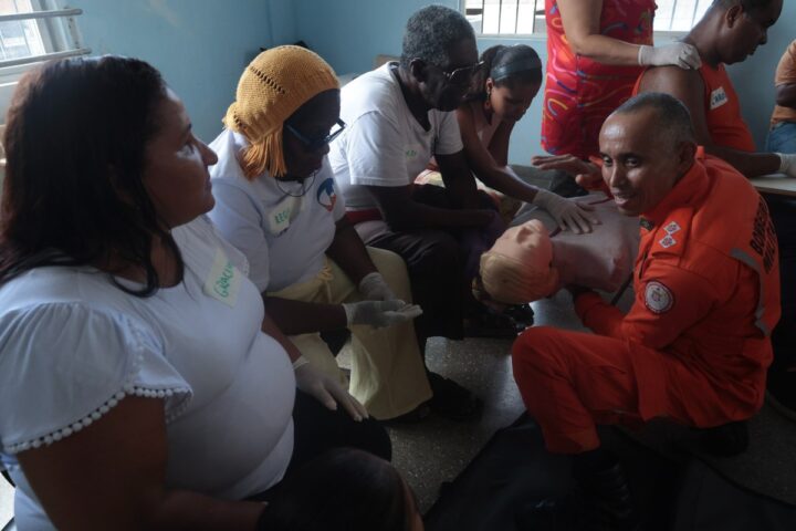 Pessoas cegas e com baixa visão recebem treinamento em primeiros socorros em Salvador