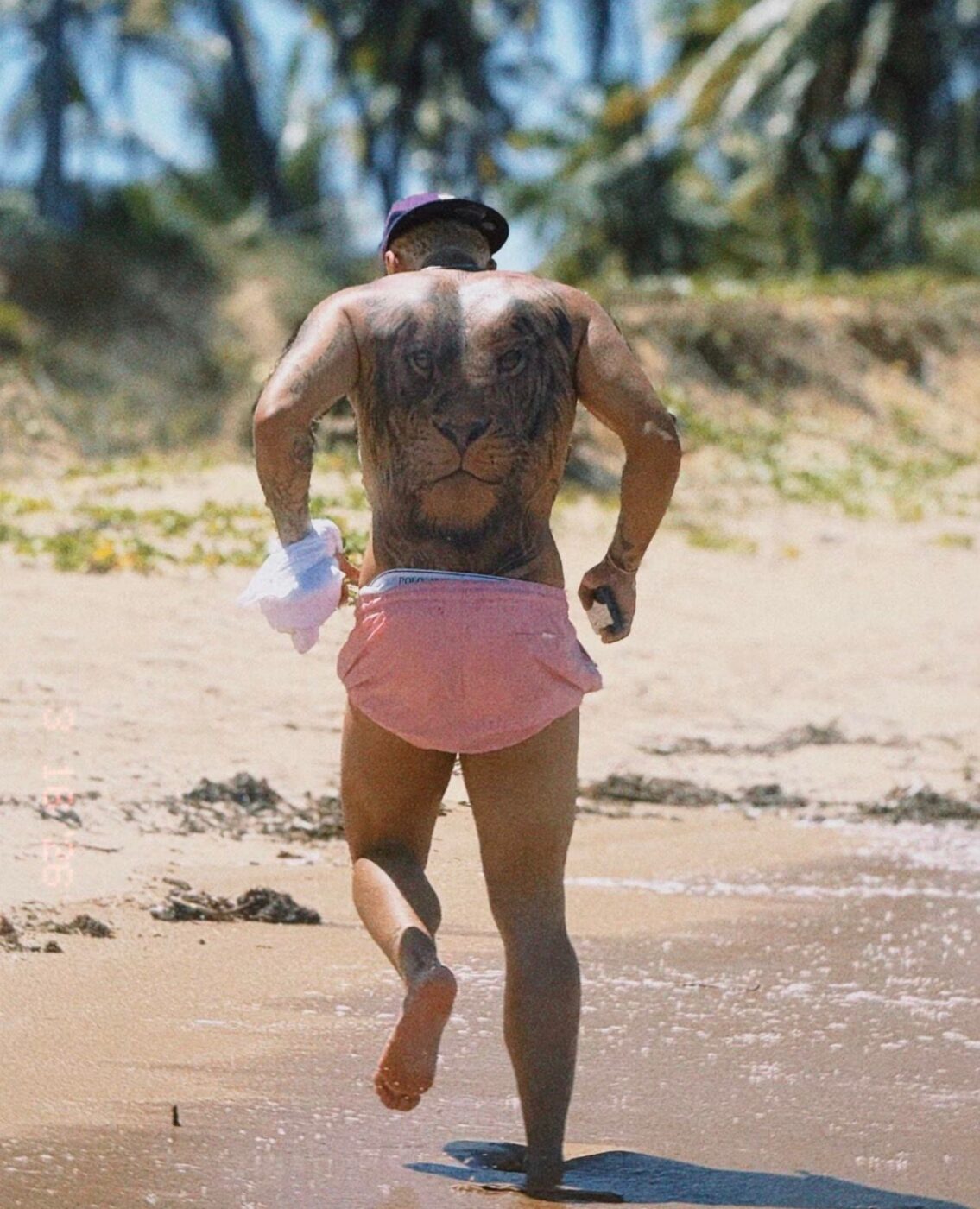 Na Praia do Forte com os amigos, Zé Felipe faz caminhada na praia: ‘Bronzeou’