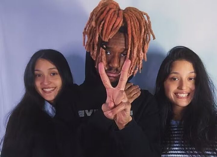 Gêmeas engatam relacionamento com o mesmo homem: ‘Nossos pais não aprovam’