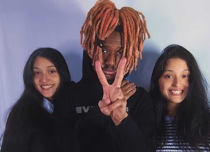 Gêmeas engatam relacionamento com o mesmo homem: ‘Nossos pais não aprovam’