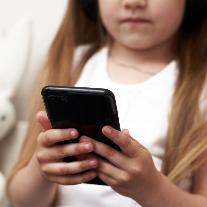 ECA Digital entra em vigor e redefine regras de acesso para crianças e adolescentes na internet