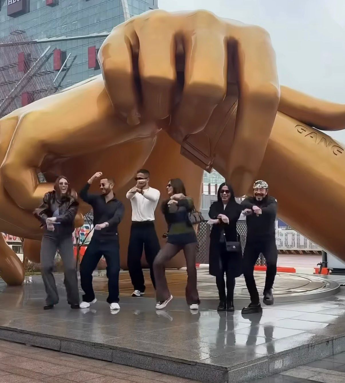 Na Coreia do Sul, Bell Marques posta vídeo dançando Gangnam Style com a família; assista