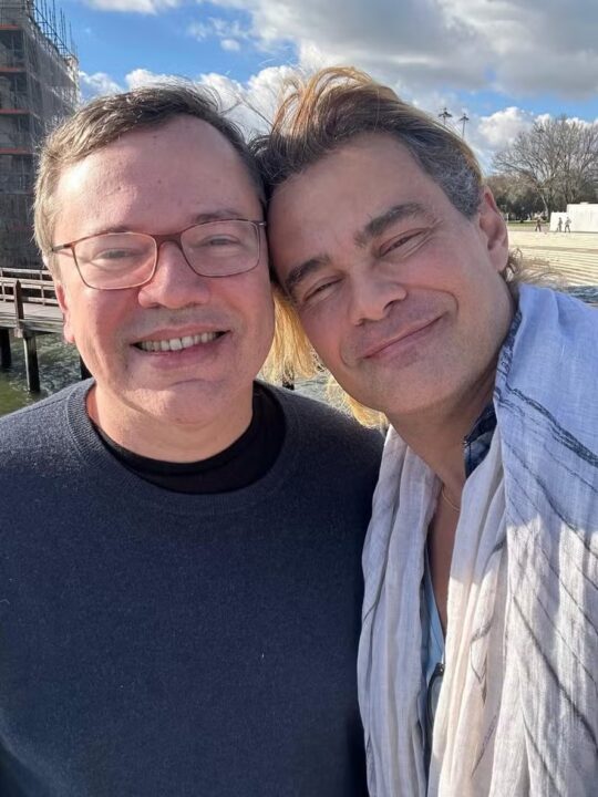 Carmo Dalla Vecchia celebra 20 anos com autor de novelas e revela bastidores do início do romance