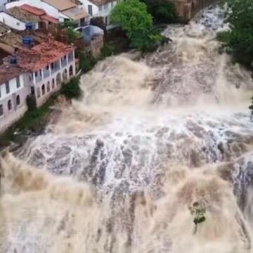 Após chuvas, beleza de rio cheio em Lençóis viraliza na web; veja vídeo