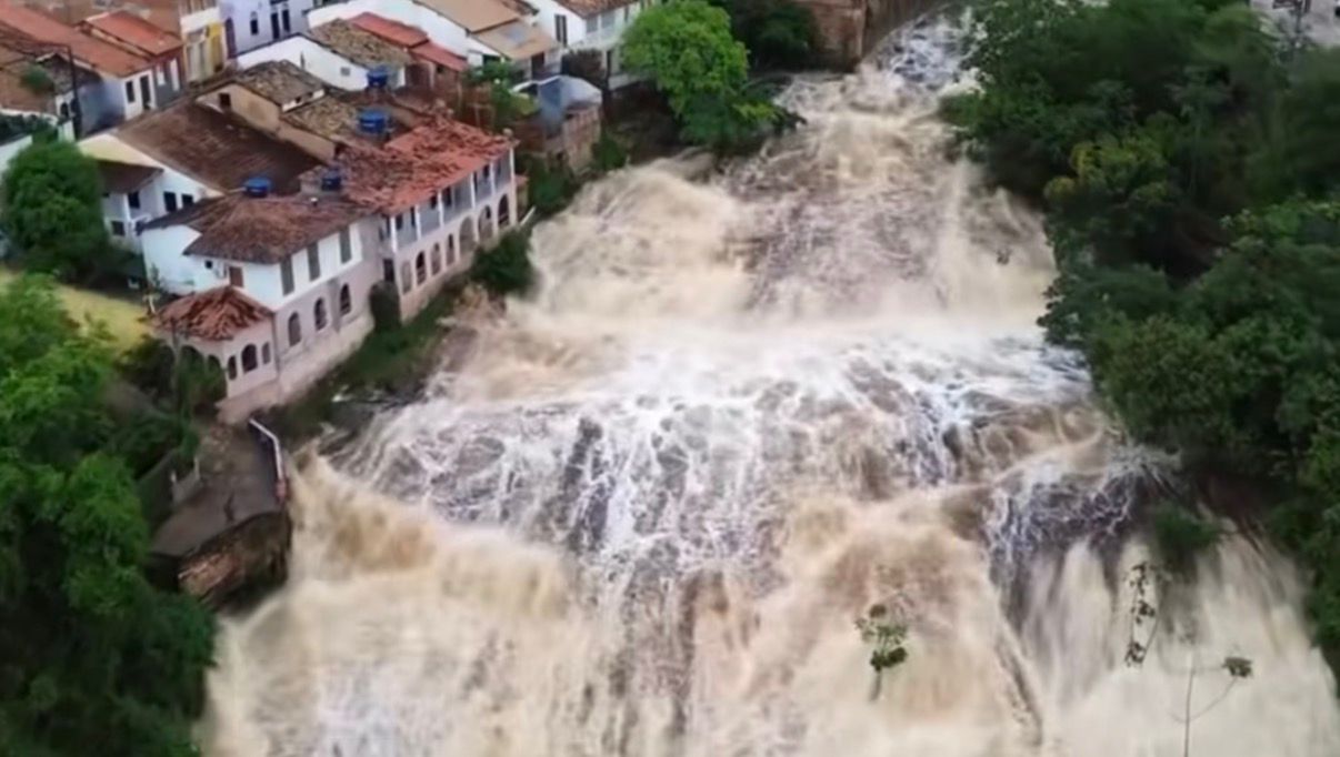Após chuvas, beleza de rio cheio em Lençóis viraliza na web; veja vídeo