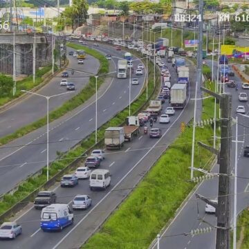 Manifestação dos caminhoneiros causa congestionamento na BR-324 nesta quinta