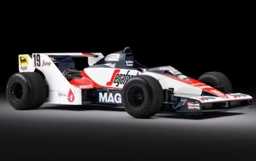 Primeiro carro usado por Senna na Fórmula 1 vai a leilão; confira valor