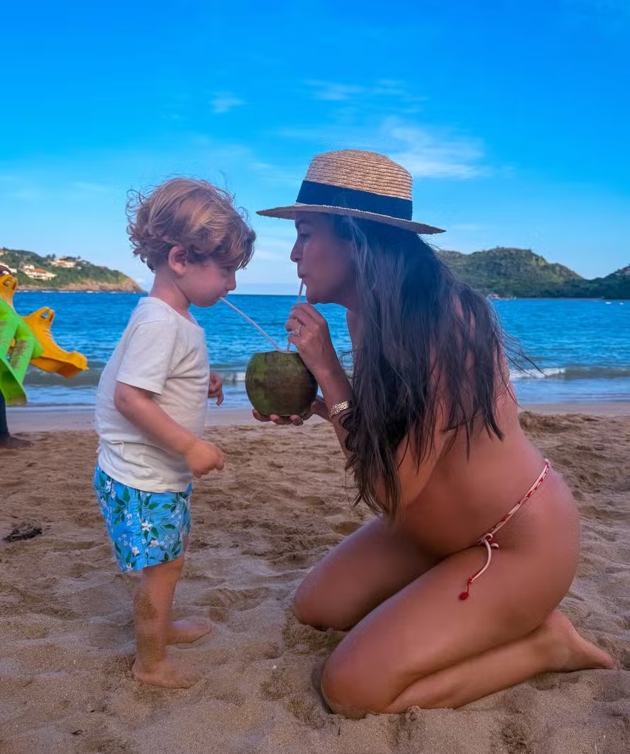 Grávida pela segunda vez, mulher de Thor Batista posa com filho na praia: ‘Curtindo muito’