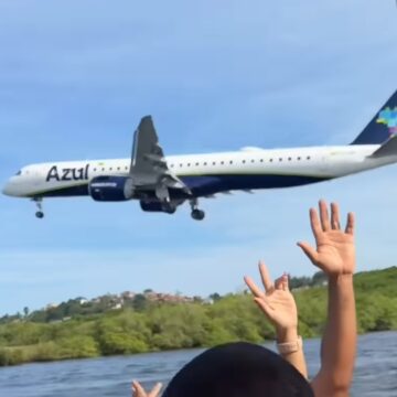 Turistas flagram belo pouso no aeroporto de Ilhéus enquanto faziam passeio de barco; assista