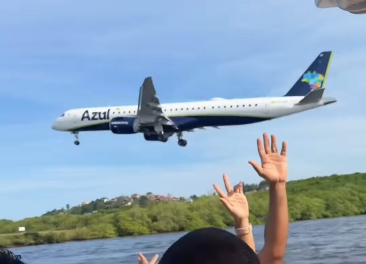 Turistas flagram belo pouso no aeroporto de Ilhéus enquanto faziam passeio de barco; assista