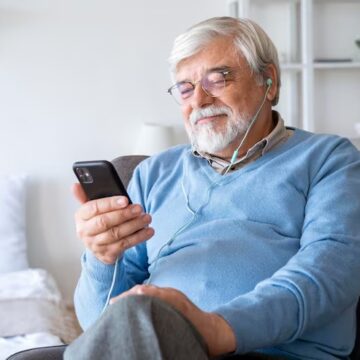 O jogo virou: pesquisas indicam que idosos passam mais tempo na internet que jovens